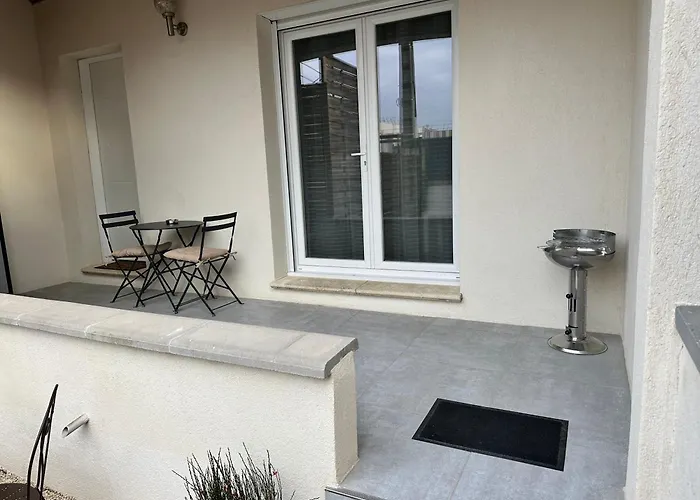Appartement T2 Avec Terrasse Et Cour